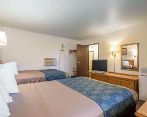 Habitación de hotel con 2 camas y TV de pantalla plana. en Econo Lodge, en Saint Albans