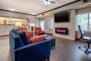 En TV eller et underholdningssystem på Comfort Suites Omaha East-Council Bluffs
