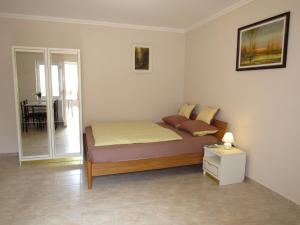 sypialnia z łóżkiem i stołem w obiekcie Bella Studio Apartment w Hajduszoboszlo