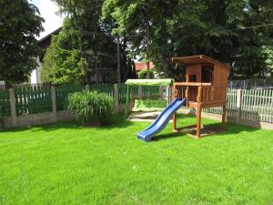 plac zabaw ze zjeżdżalnią w ogrodzie w obiekcie Bella Studio Apartment w Hajduszoboszlo