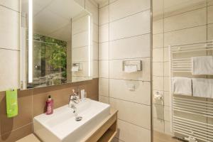 Koupelna v ubytování Hotel Hochsauerland by Center Parcs + 37 fotografií