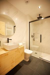 a bathroom with a toilet sink and a shower at Apartamentos Arumes do Mar e Montaña - Viveiro in Viveiro