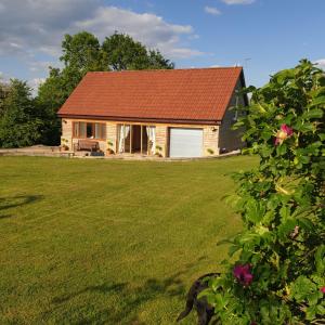 O grădină în afara Highcroft House