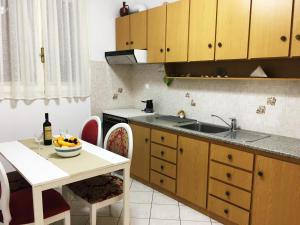 Spacious Sea Front Apartment - Porto Bouffalo - Eviaにあるキッチンまたは簡易キッチン