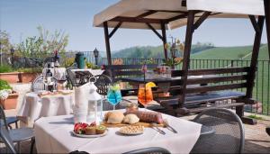 Jedlo v ubytovaní bed & breakfast alebo blízkom okolí + 37 fotografií