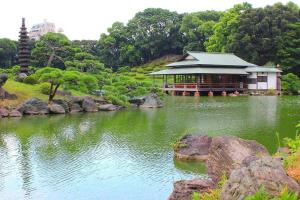 東京にあるThree Tokyo 101の岩の湖の中の建物
