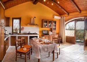 - une cuisine avec une table et des chaises dans la chambre dans l'établissement Il Borgo B&B, à Castellinaldo