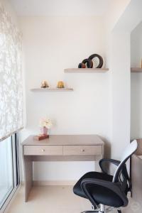 escritorio y silla en una habitación en MOUSELIS APARTMENTS, en Kalymnos
