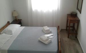 een slaapkamer met een bed met handdoeken erop bij George and Danai apartments in Kassiopi