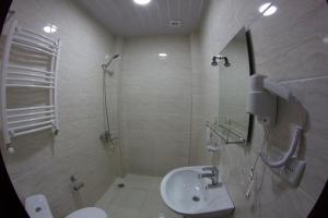 un bagno con doccia e lavandino di Hotel Beni a Akhaltsikhe Altre 35 foto