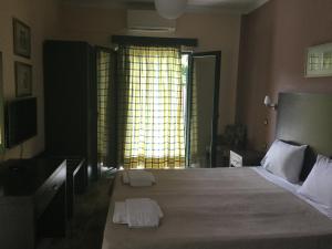 パルガにあるVilla Vassoのベッドルーム(大型ベッド1台、大きな窓付)