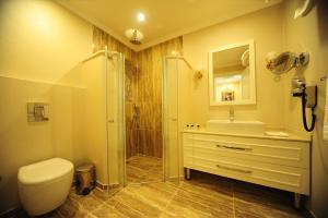 Koupelna v ubytování Grand Gocek Hotel