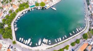 una vista aerea di un porto turistico con barche in acqua di Apartmani Sanja a Zaton