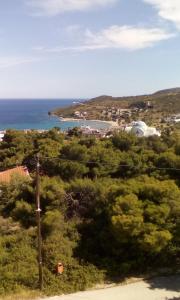 uitzicht op de oceaan vanaf een heuvel bij Vana Studios in Agia Marina Aegina