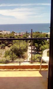 アギア・マリナにあるVana Studiosの海の景色を望むバルコニー