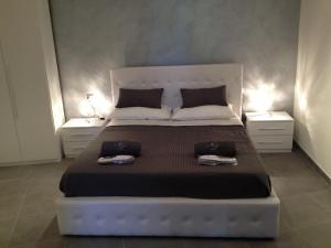 Una cama o camas en una habitación de Bedrooms Ninfa Del Lago