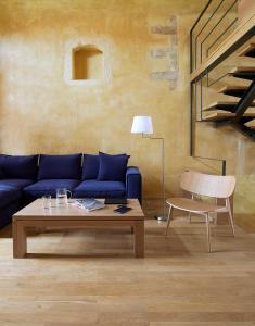 sala de estar con sofá azul y mesa en Dorotheou House, en La Canea