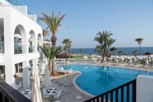 a view of the swimming pool at the resort at Villa Samantha in Paphos