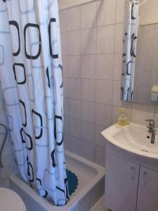 Koupelna v ubytování Apartments Suri + 26 fotografií