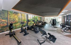 een fitnessruimte met een stel loopbanden en hometrainers bij Hotel Truyenhof in Ried im Oberinntal