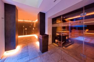 La salle de bains est pourvue d'une douche et d'un panneau indiquant : dans l'établissement Hotel Truyenhof, à Ried im Oberinntal