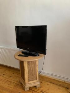 a television sitting on a wooden table in a room at Casa Teutsch in Sighişoara