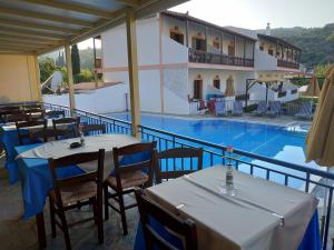 um restaurante com mesas e uma piscina em Apartmets Sunwaves em Kerveli