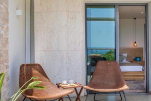 厄呂代尼茲的住宿－艾斯樂艾酒店- 僅限成人（+14），庭院里设有两把椅子和一张桌子