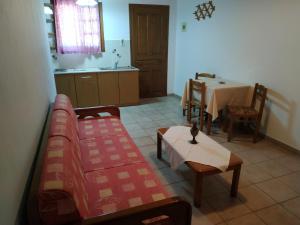 een woonkamer met een bank en een tafel en een keuken bij Apartmets Sunwaves in Kerveli