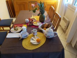 CouëronにあるLa Trémièreのダイニングルームテーブル(朝食用の食材を使用したテーブルセット付)