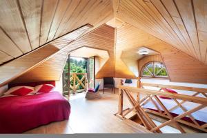 - une chambre avec un lit dans une pièce en bois dans l'établissement Apartamenty Dom Niezwykly, à Karwia