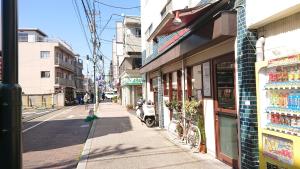 uma vista para a rua de uma cidade com uma loja em Sakura Stay Yoga 301 em Tóquio