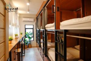 Katil dua tingkat atau katil-katil dua tingkat dalam bilik di Tropical Summer Hostel