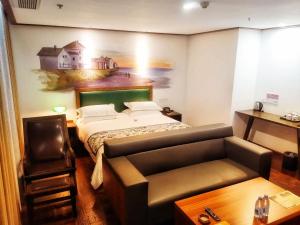 Nostalgia Hotel Near Tianjin Polar Ocean Word- Tianjin Fonte Joy World, 10 minutes drive away from Tianjin Tanggu High-Speed Railway Station, Free ice-cream, mineral water, snacks and laundry service, English communication well客房内的一张或多张床位