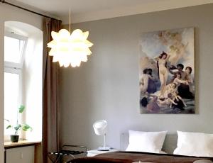 1 dormitorio con una pintura en la pared y una lámpara de araña en Berlin Style Apartments - Schönholzer Straße, en Berlín