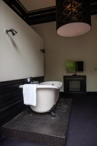 Baðherbergi á B in Antwerp