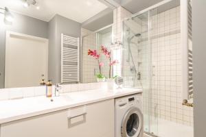 a bathroom with a washing machine and a shower at Rent like home - Horyzont in Międzyzdroje