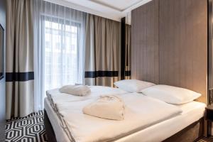 two beds in a room with a window at Baltic Park Fort by Zdrojowa in Świnoujście +88 photos