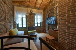 Televízia a/alebo spoločenská miestnosť v ubytovaní Athenian Residences