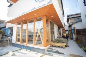 een woonruimte van een huis met grote glazen deuren bij Katsuo Guest House in Kochi