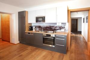 Kuchyňa alebo kuchynka v ubytovaní Tarlack Appartements Hütten 34