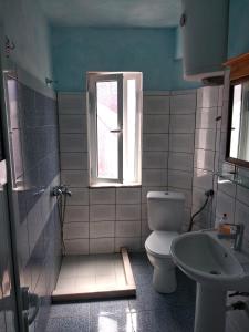 ein Bad mit einem WC und einem Waschbecken in der Unterkunft City Center Apartment in Himarë
