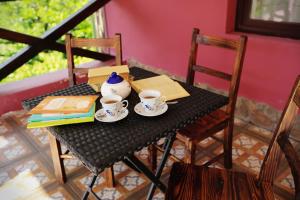 キスロヴォツクにあるGolden Goose Guest Houseのコーヒー2杯と本付きテーブル
