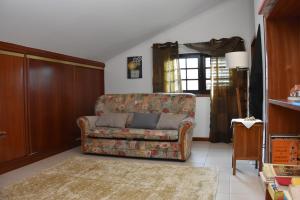 un soggiorno con divano e tappeto di Casa Mouramortina a Vila Nova de Poiares