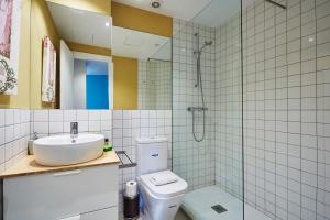 łazienka z umywalką, toaletą i prysznicem w obiekcie LEEWAYS APARTMENT III in ALCALÁ 99 w Madrycie