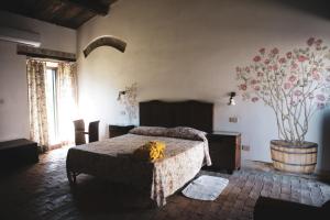 1 dormitorio con 1 cama y una planta en la pared en Agriturismo Giardino di Iti, en Rossano