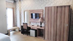 TV a/nebo společenská místnost v ubytování Puri Saron Denpasar Hotel
