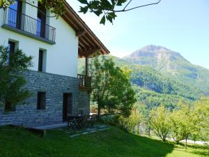 a house with a view of a mountain at Apartamento Atari in San Martín