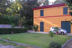 una casa con un coche aparcado en un patio en a casa di antonio, en Lucca