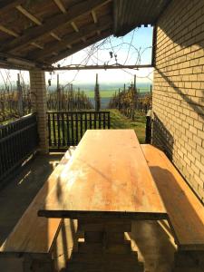 una mesa de picnic de madera en un patio con vistas en Pri konjskem pajdašu, en Lendava